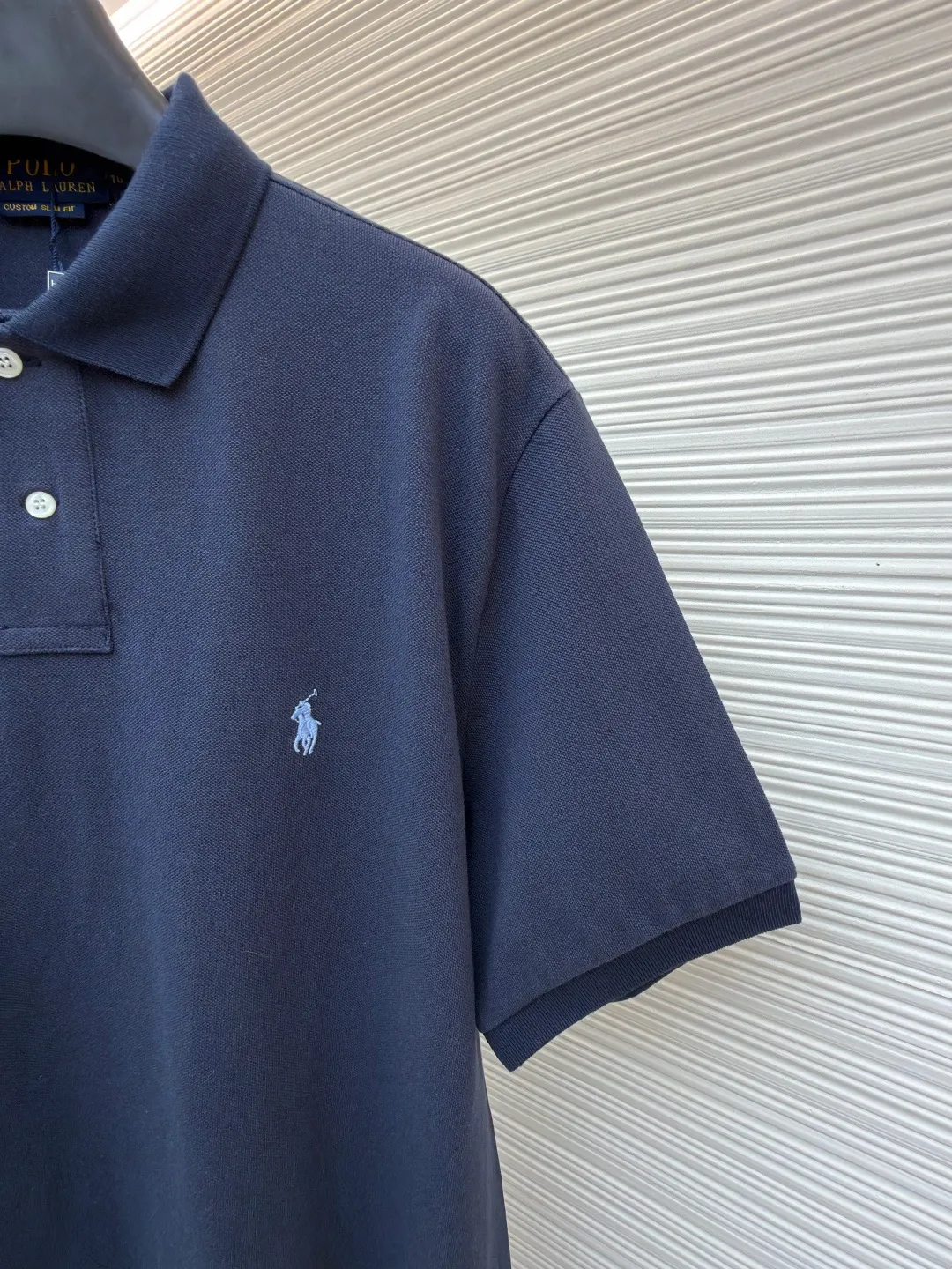 Ralph Lauren embroidered logo Polo shirt ●Original version: Purchased and developed for 1290 ●Item number: 1682565-A15 ●Material: pure cotton pique fabric ●Technology: embroidery production ●Color: navy ●Version: fitted version ●Weight: about 295 grams ●Size: S-M-L-XL ●Description: Customized pure cotton sateen pique, tight and delicate, comfortable and skin-friendly, elegantly presented with a touch of deep black The iconic white pony embroidery is like a smart musical note dancing on the black canvas. It is simple but highly recognizable. It is a versatile artifact in the wardrobe. It has a very simple shape and contains the soul of fashion. It adopts imported machine embroidery technology. It uses advanced computer control systems and precision mechanical parts to realize the iconic pony embroidery operation with high precision. The lines are smooth and delicate, and the fabrics have been washed. It has a better hand feel and texture. It is not easy to deform, not easy to shrink, not easy to fade, and maintains long-term beauty. The overall wiring is straight and delicate, the fabric is comfortable and soft, and the color is consistent without color difference. It can be matched with the same style to create a fashionable look and control various occasions. Customized accessories, complete with three standards, same style for men and women!